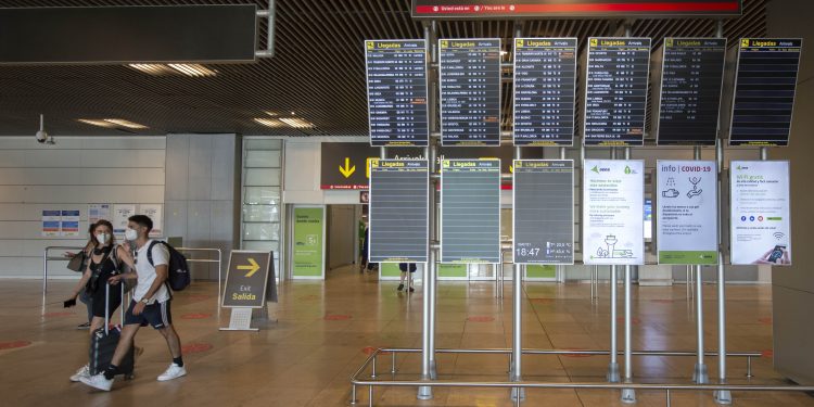 Aeropuerto Adolfo-Suárez Madrid Barajas, a 9 de julio de 2021, en Madrid, (España). Las autoridades sanitarias de Alemania han declarado este viernes a España, incluidas las islas Baleares y Canarias, zonas de riesgo