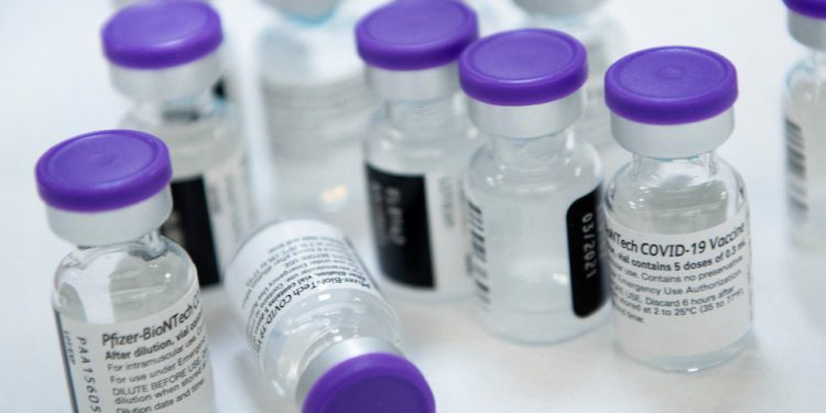 Pfizer busca aplicar tercera dosis de vacuna contra la COVID