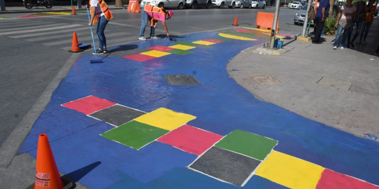 A fin de magnificar el espacio del peatón, organismos civiles pintaron orejas peatonales.