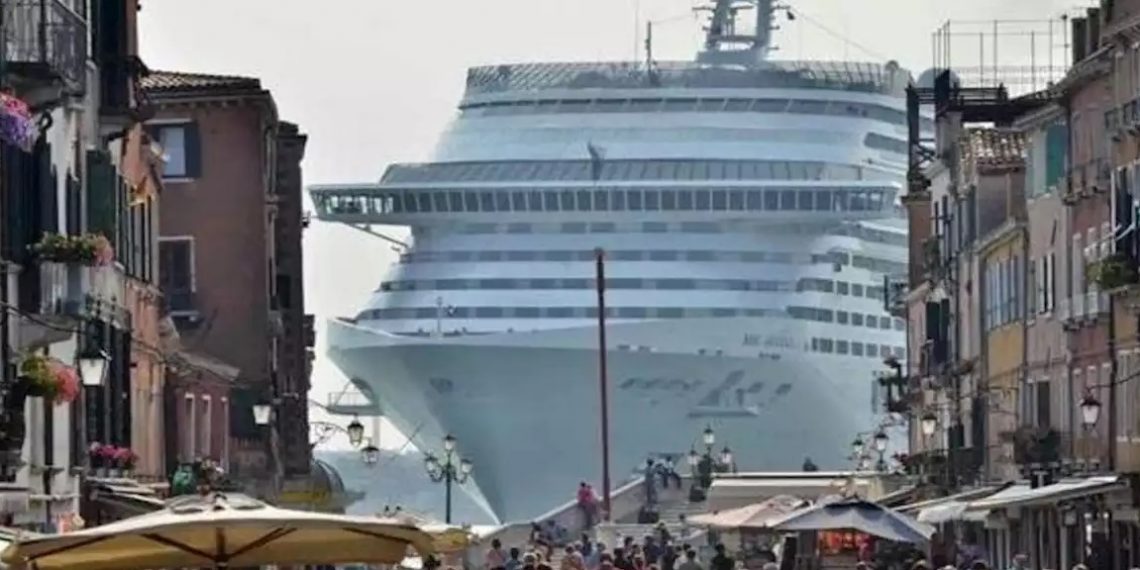 Prohibida la navegación de grandes cruceros cerca de Venecia