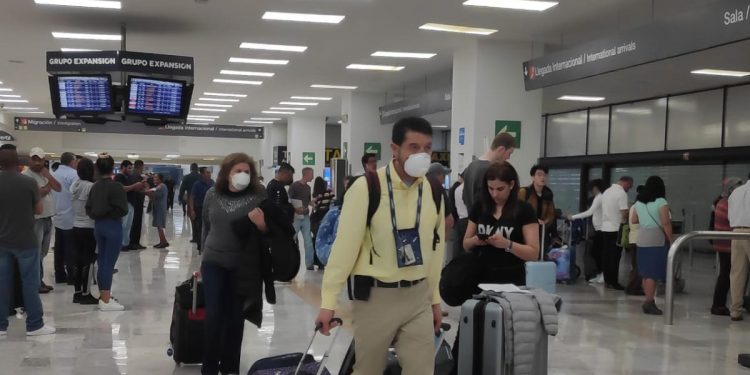 Recomienda SRE a mexicanos prevenirse ante restricciones para viajar al extranjero 