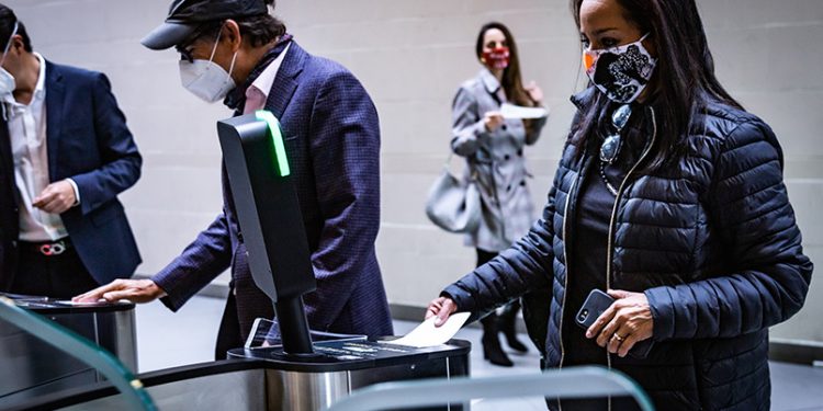 Pasajeros ingresando a migración en el aeropuerto Eldorado de Bogotá.