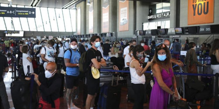 Reino Unido detiene los controles sistemáticos a viajeros de países de la lista verde y amarilla