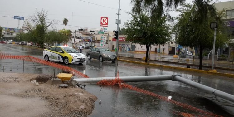 Se reportó la caída de un arbotante de semáforo en la avenida Juárez y calle Juan Pablos.