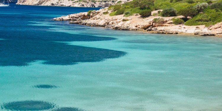 Una de las playas de aguas transparentes en la isla de Cabrera
