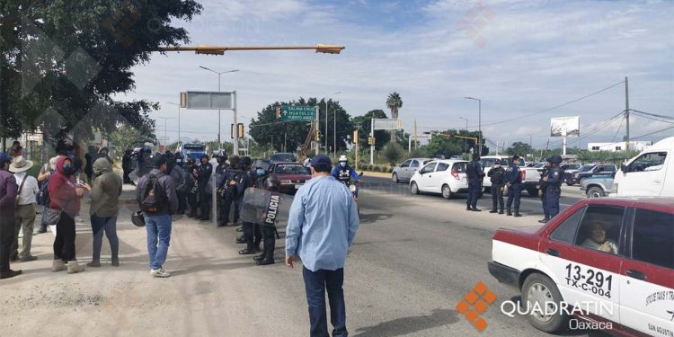 Resguarda Policía estatal crucero del aeropuerto en Oaxaca