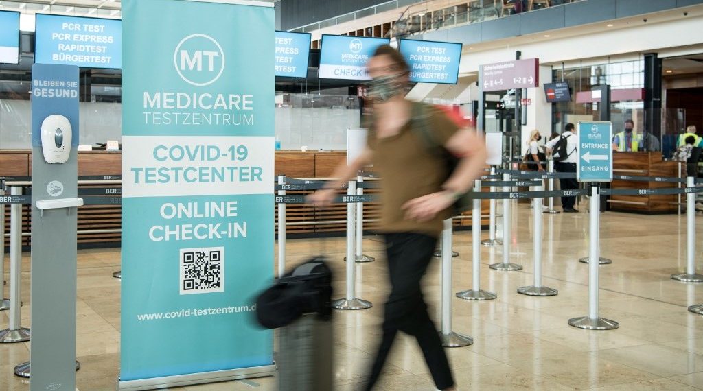 Alemania espera frenar los contagios de covid-19 en zonas de viajes como aeropuertos.