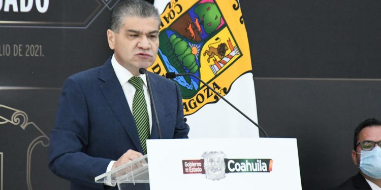 El gobernador de Coahuila, Miguel Ángel Riquelme, no descartó que pueda haber más casos de COVID tras notificar sobre 25 contagios de jóvenes de entre 18 y 25 años que viajaron a Cancún y Mazatlán y a su regreso dieron positivo. (FERNANDO COMPEÁN)