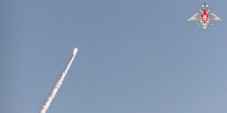 Rusia prueba un misil de crucero hipersónico Tsirkón
