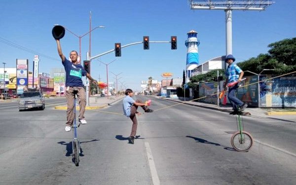 Se ganan sustento diario con actos circenses en cruceros