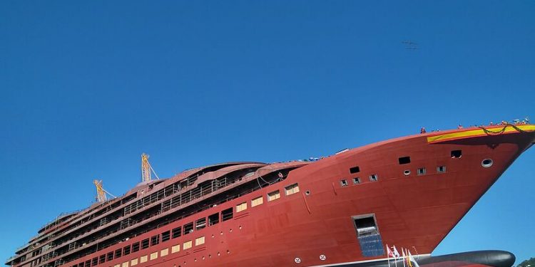 The Ritz-Carlton Yacht encarga a Kroll la reflotacin del astillero Barreras