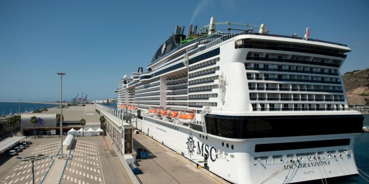 Tres positivos en el crucero Grandiosa tras atracar en el puerto de Barcelona