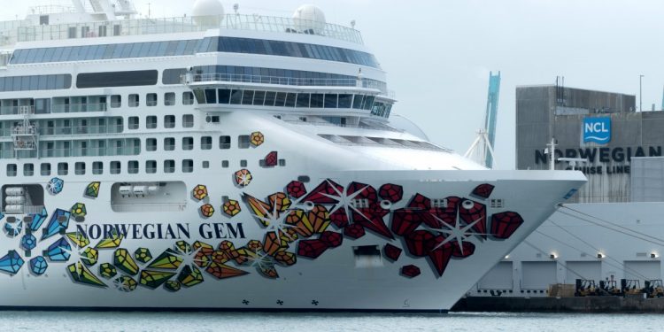 Tribunal frena suspensión en Florida de medidas anti COVID-19 en cruceros