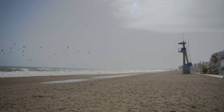 Foto: La Playa de La Carihuela de Torremolinos, vacía este pasado miércoles (Toñi Guerrero).
