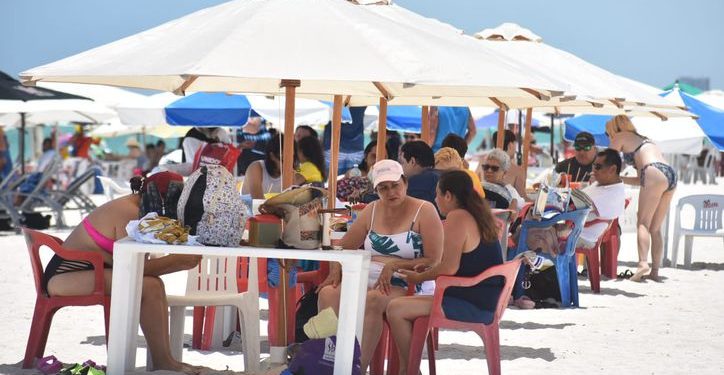 Turistas llegan a las playas del malecón de Progreso