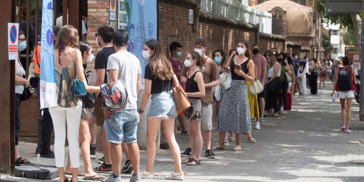 Últimas noticias del coronavirus y la vacunación, en directo | España es el tercer país de la UE con mayor porcentaje de adultos totalmente vacunados | Sociedad