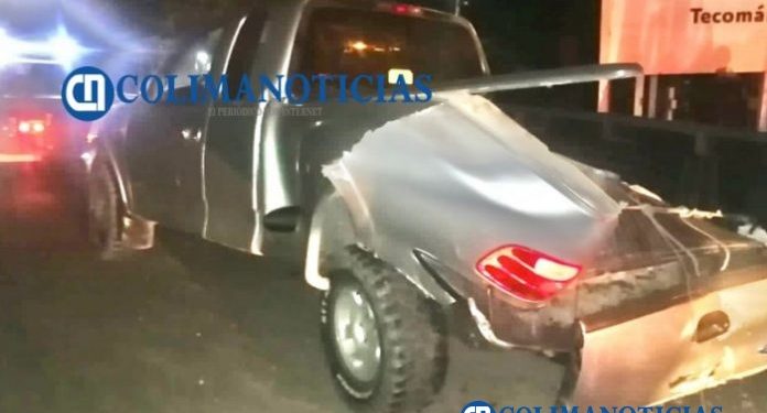 Un lesionado al impactar vehículo a camioneta en el crucero de Caleras