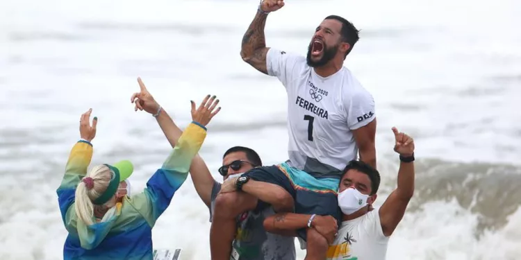 Un robo y un tifón casi lo dejan fuera de los Juegos de Tokio, pero se clasificó surfeando en jeans y ganó el oro olímpico