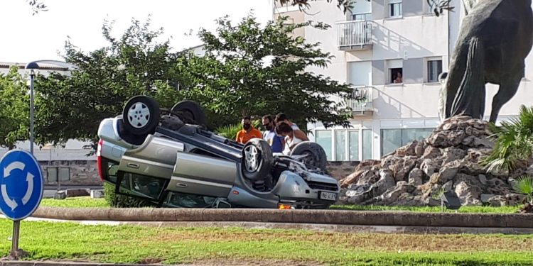 Una mujer herida tras volcar su coche en la rotonda de Es Cavall de Ciutadella