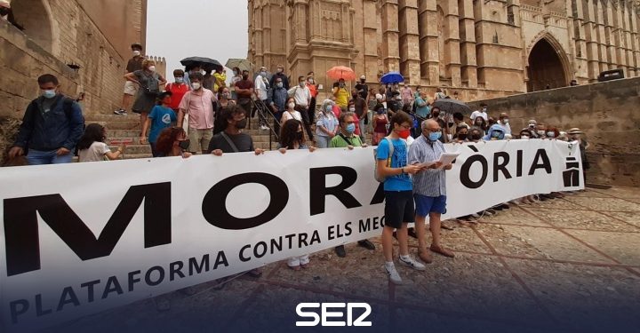 Unas 50 personas protestan en Palma en contra de los cruceros de gran tamaño | Radio Mallorca | Actualidad