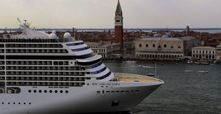 Los cruceros dejarán de navegar al lado de la Plaza de San Marcos de Venecia. (Miguel MEDINA/AFP)