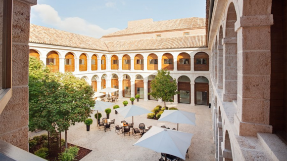 Patio interior del parador de Alcalá de Henares.
