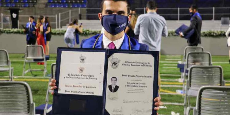 David Elizondo con su título de profesional.