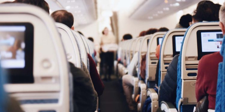 Pasajeros dentro de un avi&oacute;n. ARCHIVO