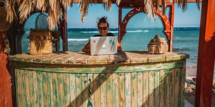 ¿Cómo trabajar y estudiar en el extranjero con bajo presupuesto?