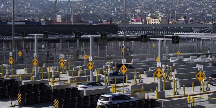 ¿Se levantarán las restricciones a los viajes fronterizos? Opiniones encontradas sobre decisión pendiente