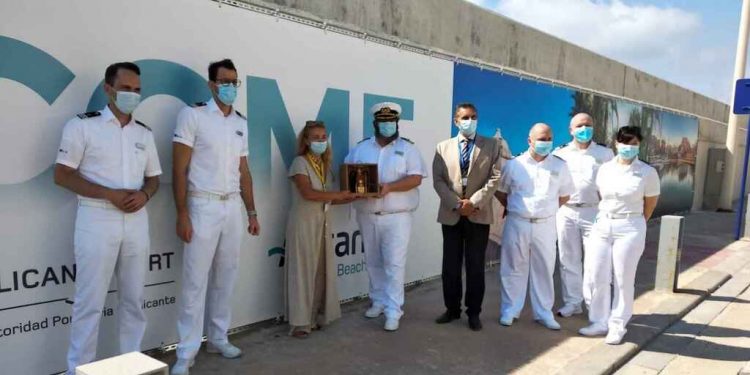 Recibimiento del Aida perla como primera escala en Alicante.