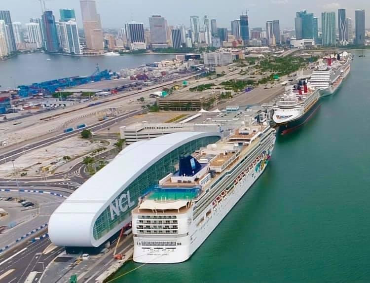 El Norwegian Gem fue el primer barco en operar en la nueva terminal de la compañia en Miami.