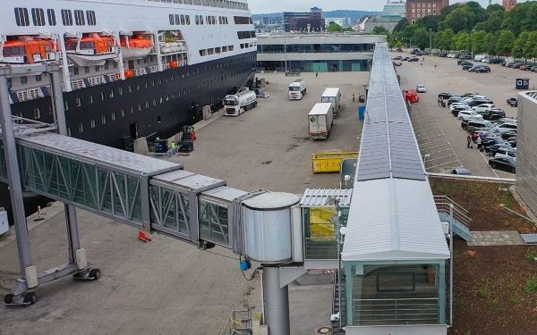 Alemania: Puerto de Kiel instala paneles fotovoltaicos en Terminal de Cruceros de Ostseekai