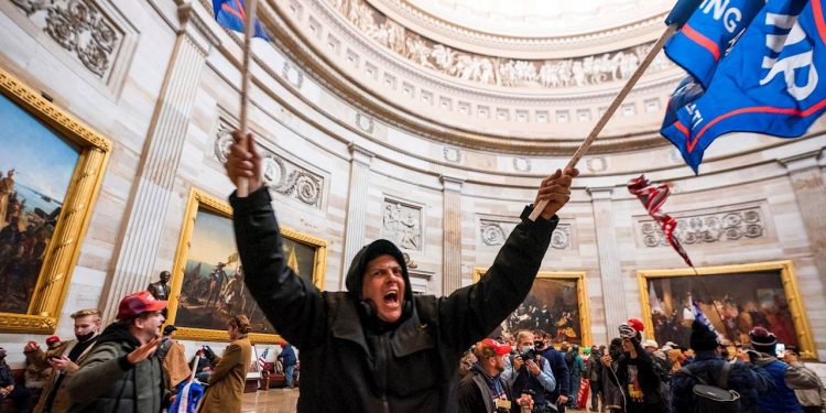 7 policías del Capitolio demandan a Trump, dicen que incitó el ataque