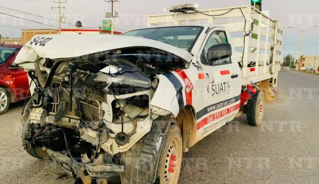 Accidente en crucero vial deja cuantiosos daños materiales