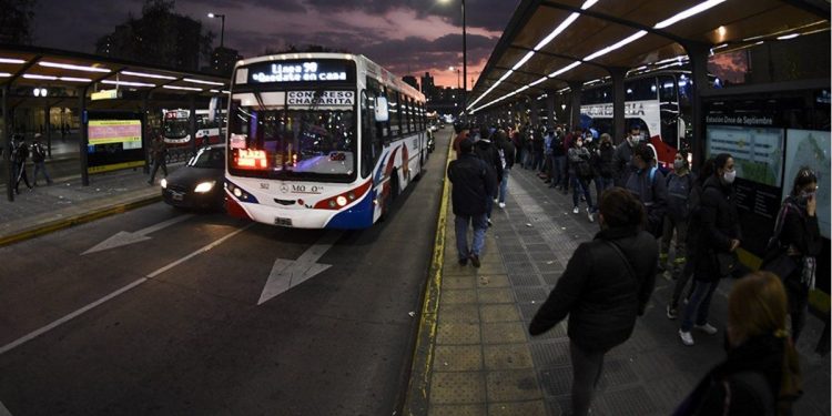 Amplían cupo de pasajerxs para viajar en transporte público