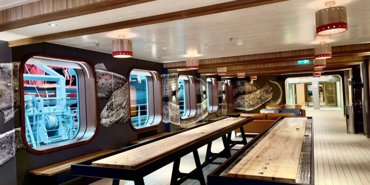 Artista puertorriqueño crea murales en barco de cruceros de Richard Branson