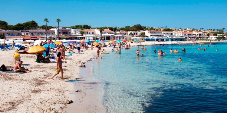 Así es el 'autobús playero', viajes de ida y vuelta a la costa en un sólo día y sin pagar hotel
