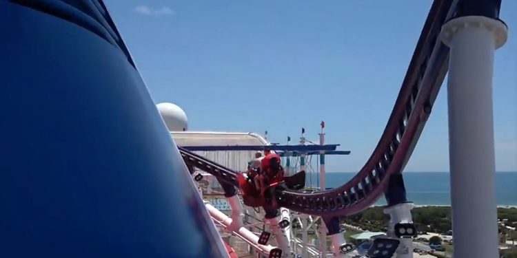 Así es la primera montaña rusa construida en un crucero
