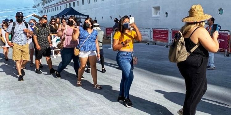 Atracó en Puerto Vallarta primer crucero, tras pandemia