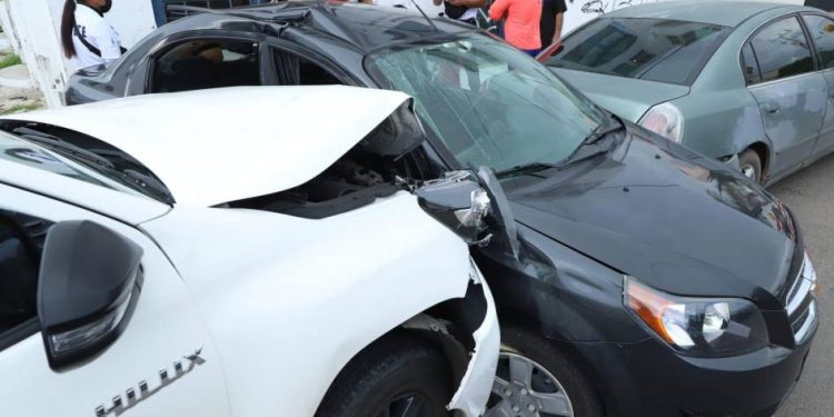 Automovilista no respeta un alto y lo embiste camioneta en crucero de Mazatlán