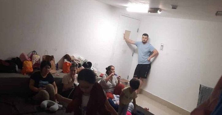 Autoridades retienen y maltratan más de un mes a turistas