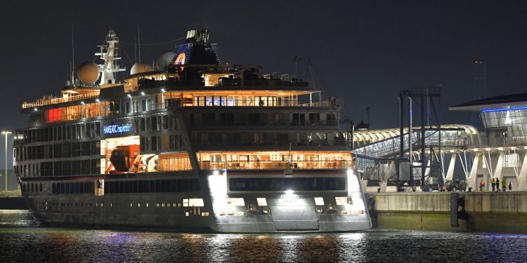 Bilbao acoge el HANSEATIC INSPIRATION, el primer crucero de la temporada, con pasajeros alemanes