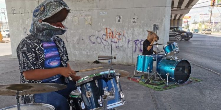 Caballo y dinosaurio bateristas muestran su talento en cruceros