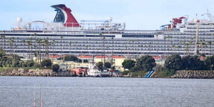 Panorama del carnaval en el puerto de Long Beach.