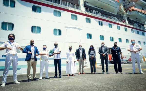 Carnival Sunrise es primer crucero en llegar a Jamaica desde que se reanudaron los servicios