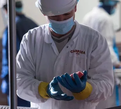 Empleados en el control de calidad de las hamburguesas de Carpisa.