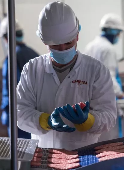 Empleados en el control de calidad de las hamburguesas de Carpisa.