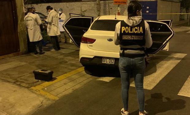 El vehículo en el que viajaban las víctimas fue inspeccionado por los peritos para descartar residuos de alguna droga. (Foto: El Comercio)