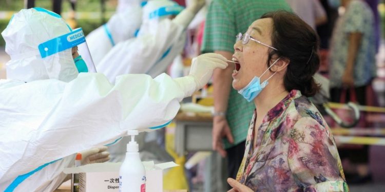 China realiza tests masivos y restringe los viajes ante nuevos brotes de coronavirus en el país
